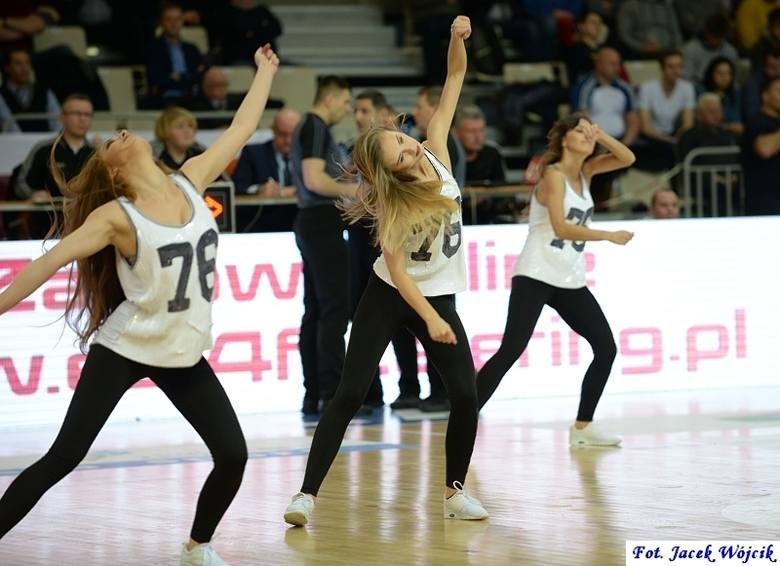 Cheerleaders AZS Koszalin podczas sobotniego meczu z Kingiem...