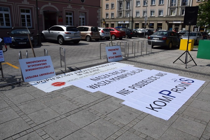 W Częstochowie solidaryzują się z protestującymi pod Sejmem. Zanieśli list posłowi PiS Szymonowi Giżyńskiemu ZDJĘCIA