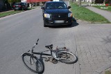 Kłobuck: potrącenie rowerzystki na Zamkowej. 65-letnia kobieta została przewieziona do szpitala. Okoliczności wypadku bada policja