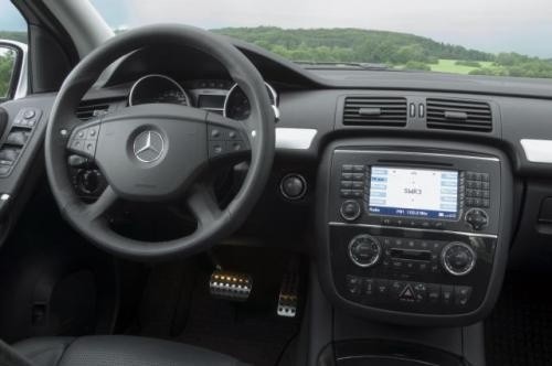 Fot. Mercedes-Benz: Klasyczna deska rozdzielcza, obszerne...