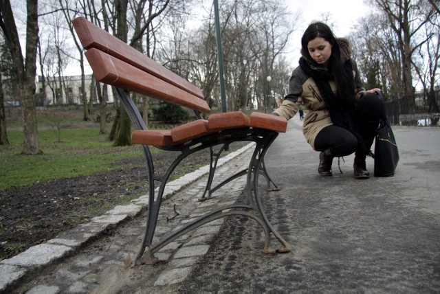 Ogród Saski po remoncie jest otwarty przez 3,5 miesiąca, a już wiele z nowych ławek ma zardzewiałe żeliwne elementy.