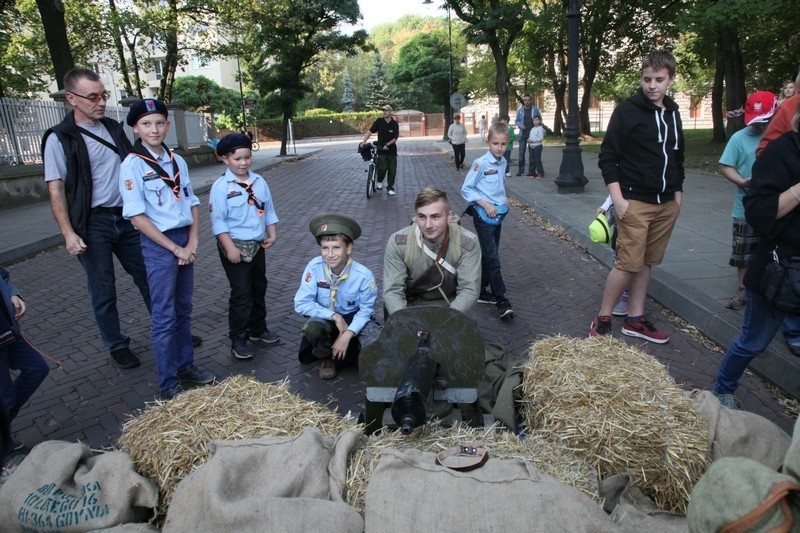 Piknik historyczny przed łódzką katedrą [zdjęcia]