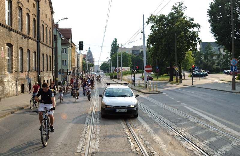 Rowerzyści przejechali ulicą Warszawską, dalej do ronda...