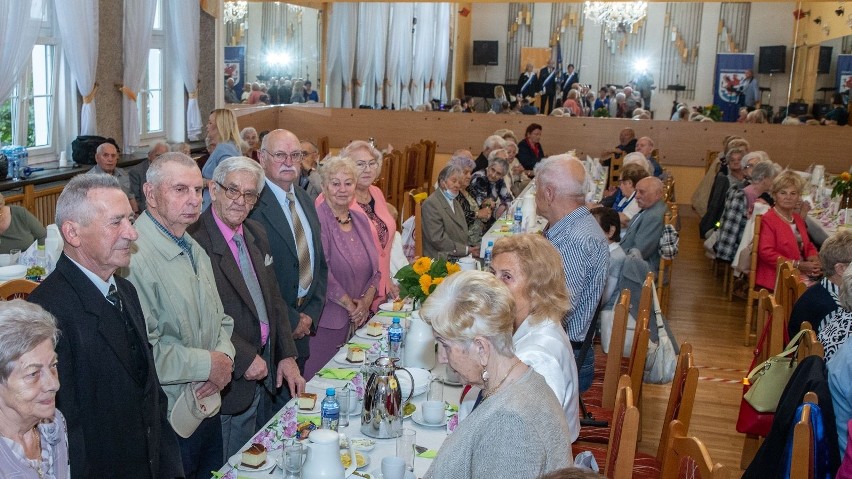 Seniorzy ze Stargardu potrafią się bawić!  Urodzinowe spotkanie osiemdziesięciolatków z okazji Dni Seniora