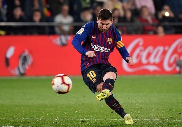 Lionel Messi sprawdzi defensywę Liverpoolu.