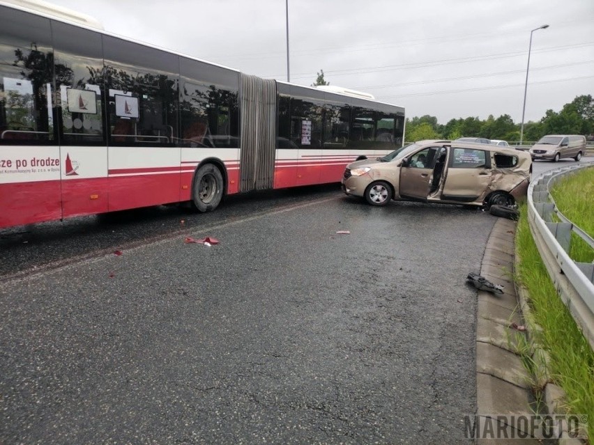 Opole. Wypadek z udziałem autobusu i trzech samochodów osobowych