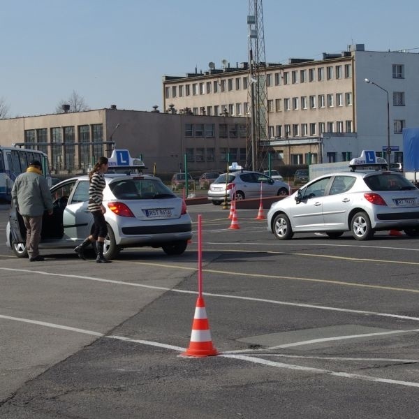 Wydłużenie godzin pracy Wojewódzkiego Ośrodka Ruchu Drogowego w Tarnobrzegu ma sprawić, że krócej będziemy czekać na egzamin praktyczny na prawo jazdy.