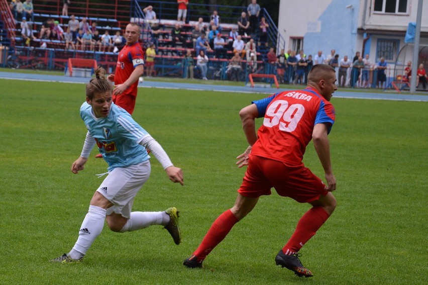 Mateusz Malczyk (z lewej) strzelił gola w Białogardzie