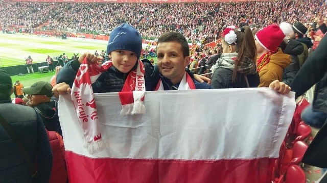 Paweł Piwowarczyk z synem na Stadionie Narodowym podczas meczu Polska-Czarnogóra