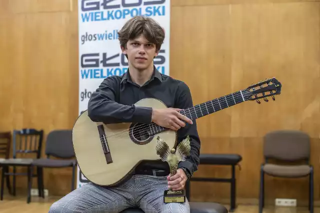 Maksymilian Maluśki został laureatem plebiscytu „Głosu Wielkopolskiego” w kategorii kultura w powiecie grodziskim. Jego największą pasją jest granie na gitarze.