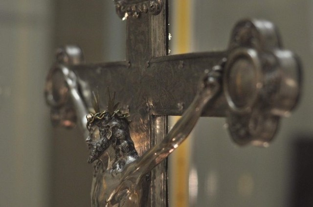 Bogato zdobiony krzyż zrobiony jest ze srebra, kilka części jest złoconych, ale nie na tym polega jego wyjątkowość.