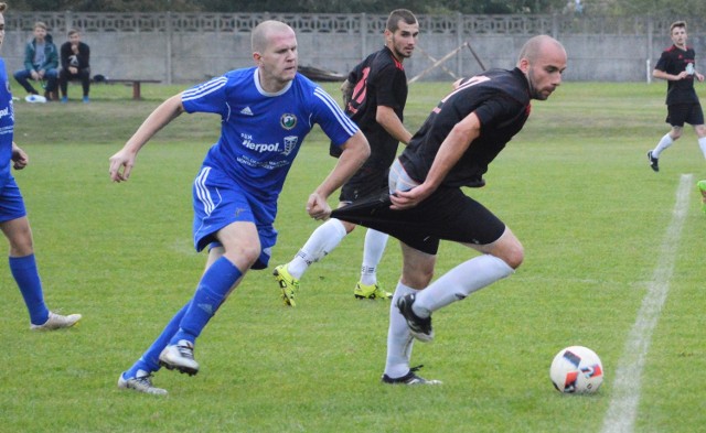 Adam Bidziński (Jawiszowice) ciągnie za spodenki Krzysztofa Sieczkę z Rajska. W półfinale Pucharu Polski w oświęcimskiego podokręgu Rajsko pokonało na własnym boisku Jawiszowice 2:1.