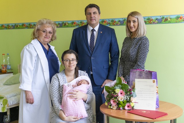 Pierwszym dzieckiem urodzonym w 2020 roku w proszowickim szpitalu była Alicja, córka Agnieszki Stefańczyk. Dziewczynka przyszła na świat 2 stycznia.