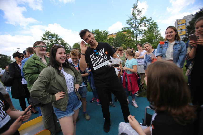 Katowice: Youtuber ReZigiusz uszczęśliwił dzieci. Otworzył plac zabaw przy GCZD