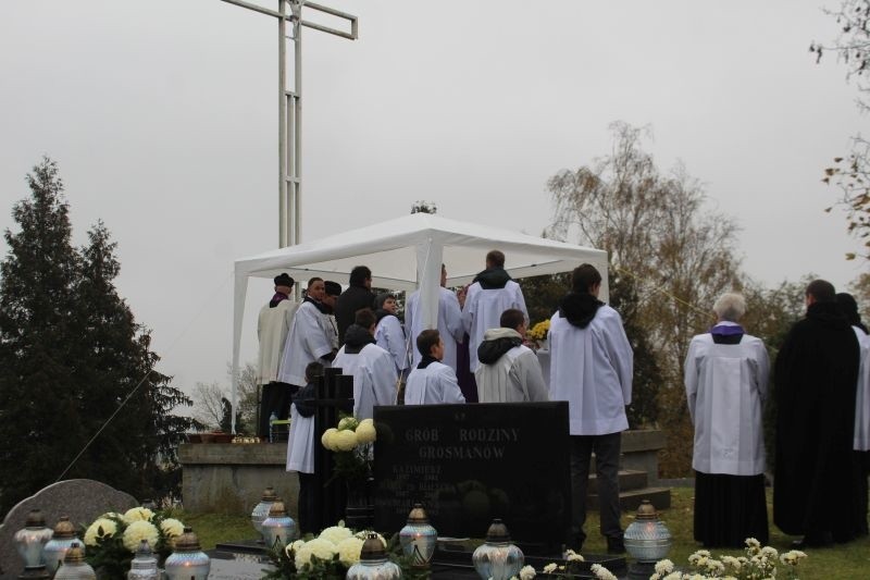 Na radziejowskim cmentarzu parafialnym liczna rzesza...