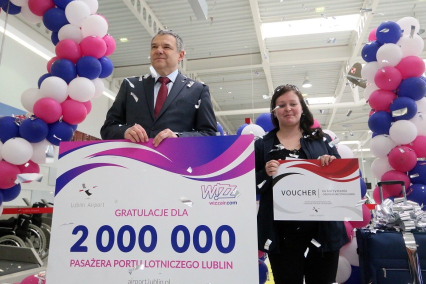 Pasażer numer dwa miliony na lotnisku w Lublinie. Czekała na niego niespodzianka [ZDJĘCIA]