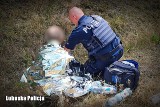 Wycieńczony mężczyzna szedł drogą krajową. Uratowali go policjanci z Krosna Odrzańskiego