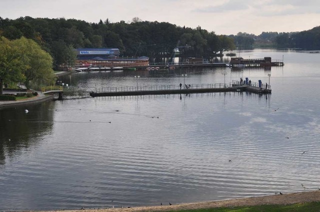 Widok z okien zamkowej sali konferencyjnej na jezioro Trzesiecko i oba pomosty &#8211; pierwszy "statkowy&#8221; i drugi "wyciągowy&#8221;. 