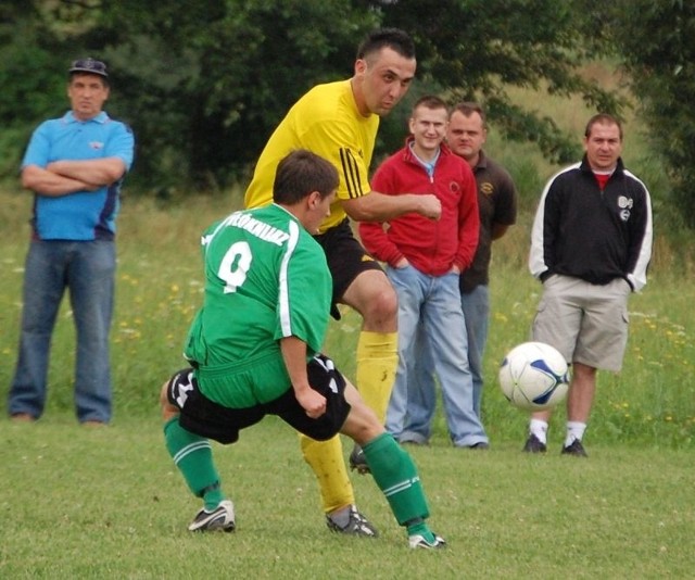 Jednym z punktów festynu był mecz towarzyski Strumyka (żółte koszulki) z Włókniarzem Rakszawa.