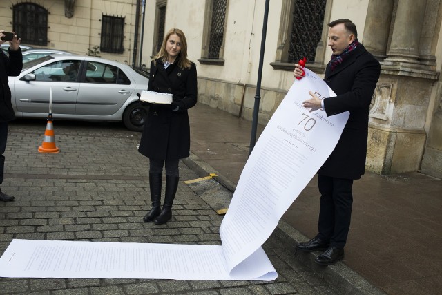 Tort na 70. urodziny i 70 pomysłów na Kraków w prezencie Jackowi Majchrowskiego przyniósł Łukasz Gibała