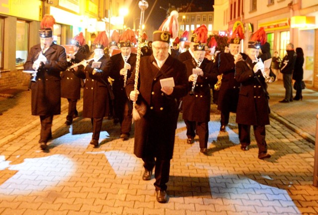 Czerwone pióropusze przysługują członkom górniczej orkiestry. Kapelmistrzowi dodano jeszcze białe...