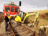 Krynica-Zdrój. Wypadek na torach. Zderzenie pociągu osobowego z koparką [ZDJĘCIA]