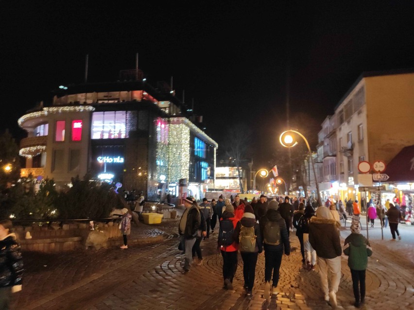 Zakopane oblężone. Tłumy na Krupówkach, kolejki przed restauracjami. Tysiące turystów w długi weekend na Podhalu [ZDJĘCIA]