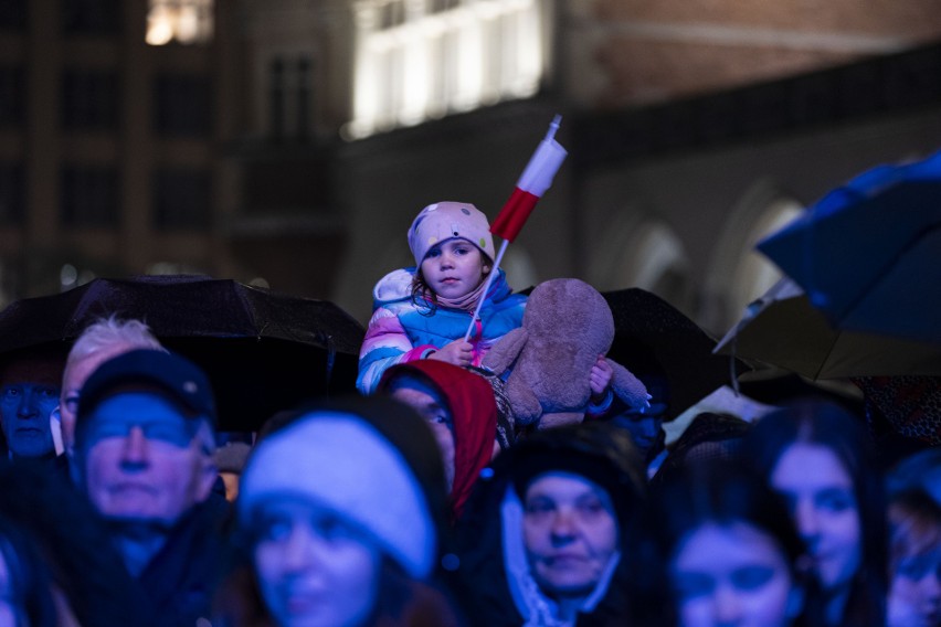 Takie rzeczy tylko w Krakowie: tłum mieszkańców wspólnie śpiewał patriotyczne pieśni
