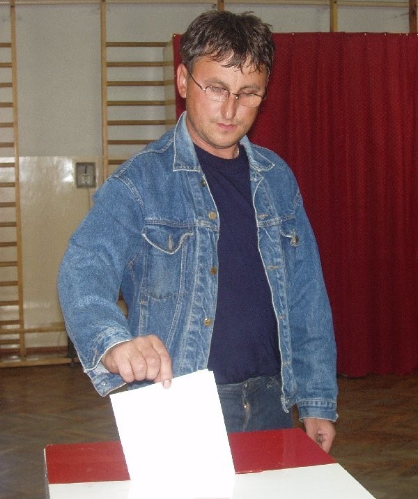 Marek Kamiński oddaje głos w komisji nr 1 w  Golubiu-Dobrzyniu.