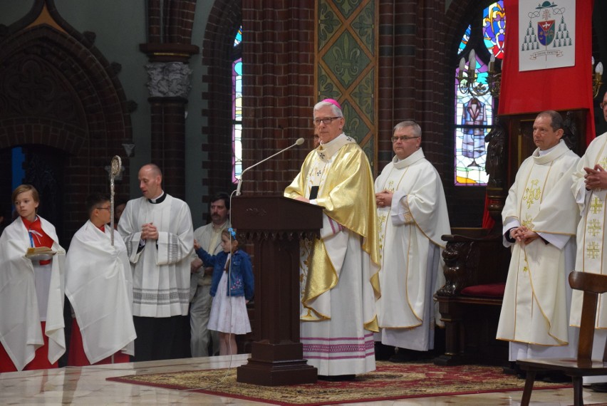 Arcybiskup Wiktor Skworc poświęcił sztandar Rybnika
