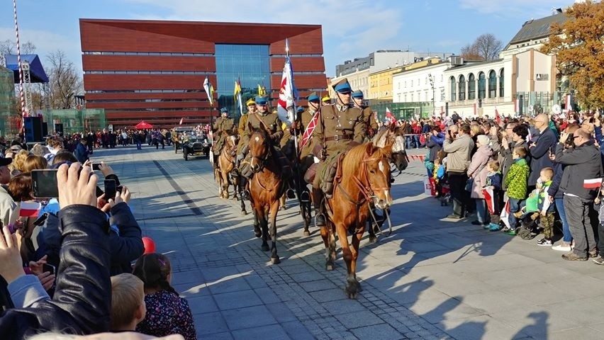 Radosna Parada Niepodległości przeszła przez Wrocław [ZDJĘCIA]