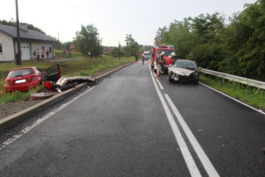 Czołowe zderzenie na śliskiej drodze w Żegocinie [ZDJĘCIA]