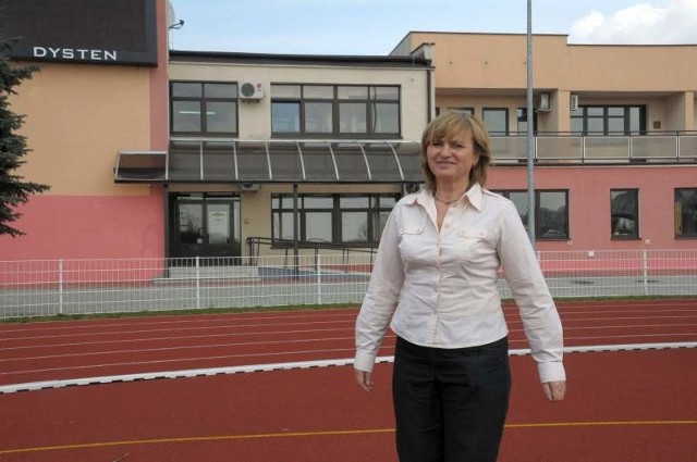 Obiekt budowano jako stadion lekkoatletyczny i teraz jest problem z rozgrywaniem tu meczów piłkarskich. Na zdj. szefowa MOSiR Zenona Kuś.