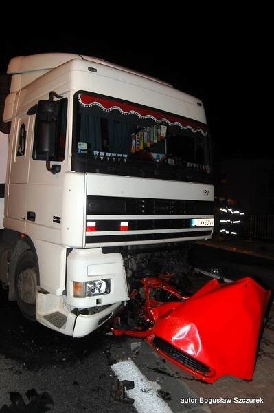Śmiertelny wypadek w DukliDwie osoby zginely w wypadku w Dukli, gdzie samochód osobowy zderzyl sie z TIR-em.
