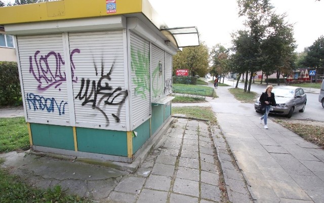 Kiosk stojący na początku ulicy Toporowskiego, tuż przy jezdni, padł łupem wandali. Od dawna nikt nie prowadzi tu sprzedaży.