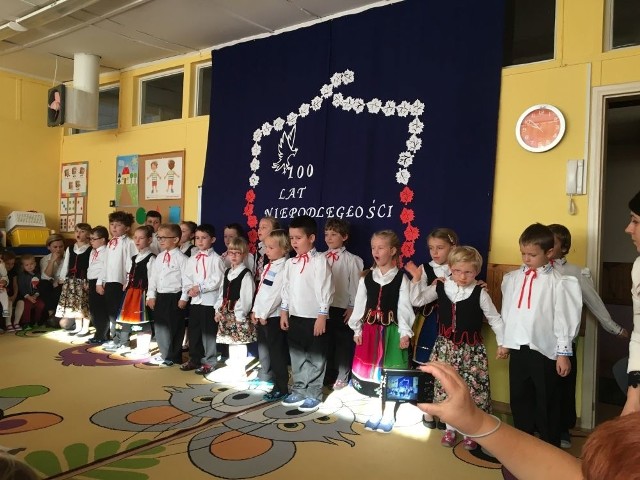 Uroczyste obchody 100-lecia Odzyskania Niepodległości Polski w kozienickiej szkole.