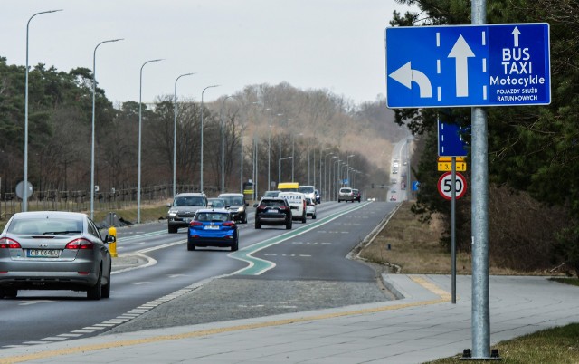 Buspasy w Myślęcinku budzą niepok&oacute;j niekt&oacute;rych kierowc&oacute;w. Podobno taks&oacute;wkarze jeżdżą nimi z dużymi prędkościami i niezbyt legalnie, a policja łapie tylko innych kierowc&oacute;w. Policja zaprzecza, a bydgoscy drogowcy m&oacute;wią, że oznakowanie jest prawidłowe.