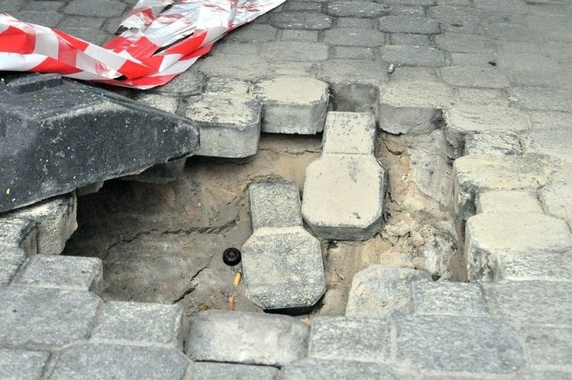 W chodniku przy placu Antoniego Surowieckiego w centrum Tarnobrzega pojawiła głęboka na pół metra dziura.