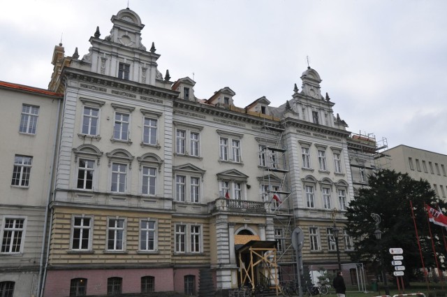 Termomodernizacja budynku przy ul. Katowickiej 1, w którym mieści się urząd miejski i starostwo powiatowe.