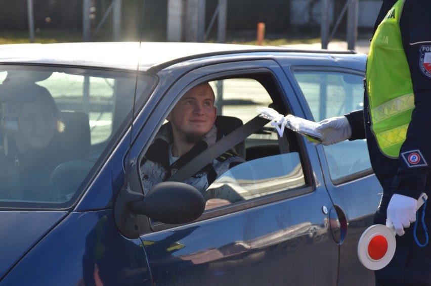 Wyszków. Policjantki nie zapomniały o Dniu Mężczyzn. Akcja „Prawdziwy mężczyzna – bezpieczny kierowca”. 10.03.2021. Zdjęcia