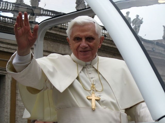 Stan Benedykta XVI jest poważny ale stabilny. Emerytowany papież w piątek koncelebrował mszę.