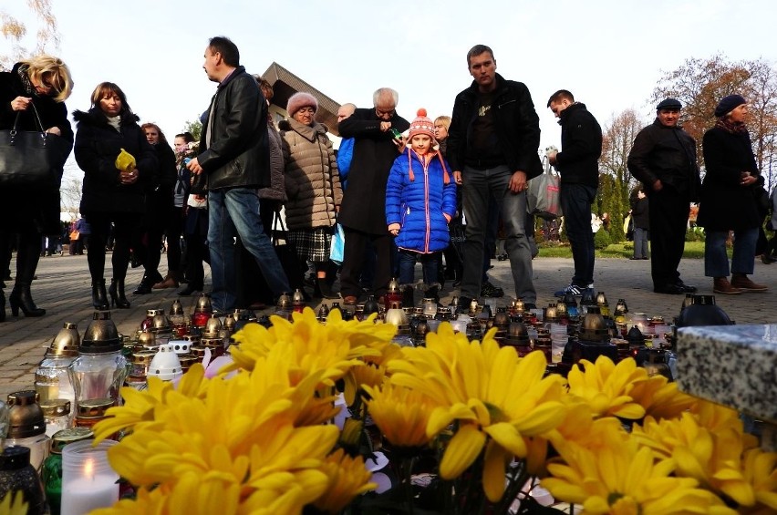 Dzień Wszystkich Świętych: Tłumy na cmentarzu miejskim (zdjęcia, wideo)