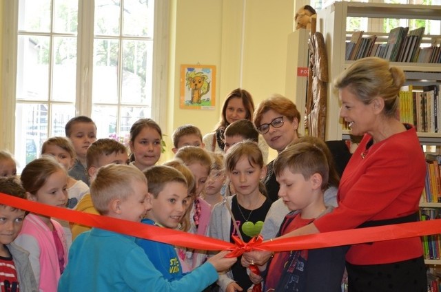 Uroczystego otwarcia dokonali wiceburmistrz Małgorzata Bebelska i dyrektor biblioteki Elżbieta Stąpór w towarzystwie dzieci z PSP w Brzeźnicy.