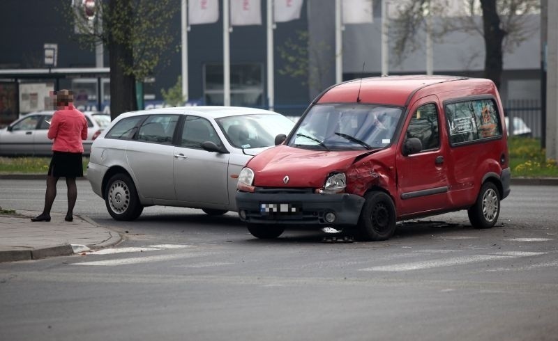 Wypadek na Pabianickiej. Zderzyły się 3 auta [zdjęcia]