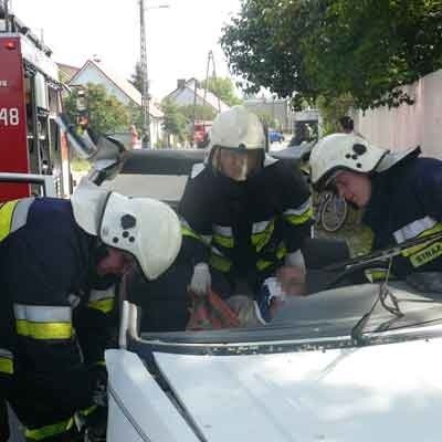 Ranny kierowca, w którego wcielił się Piotr Strzyżewski, zaklinował się w aucie. Strażacy pomogli mu fachowo, choć to były tylko ćwiczenia.