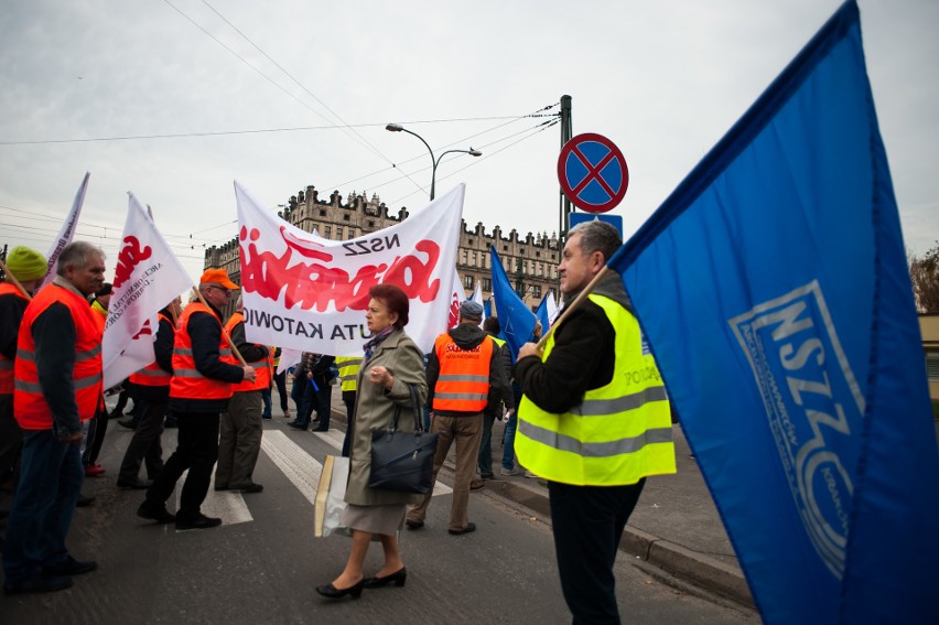 Kraków. Związkowcy z ArcelorMittal nie chcą wygaszenia wielkiego pieca, jest protest [ZDJĘCIA]