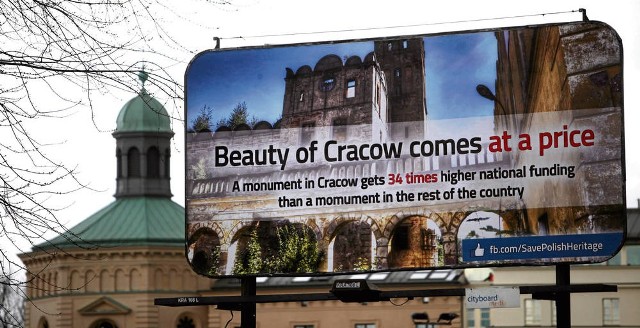 Taki billboard pojawił się przy ul. Dietla. Informuje, że Kraków może liczyć na zbyt hojne wsparcie odnowy zabytków.
