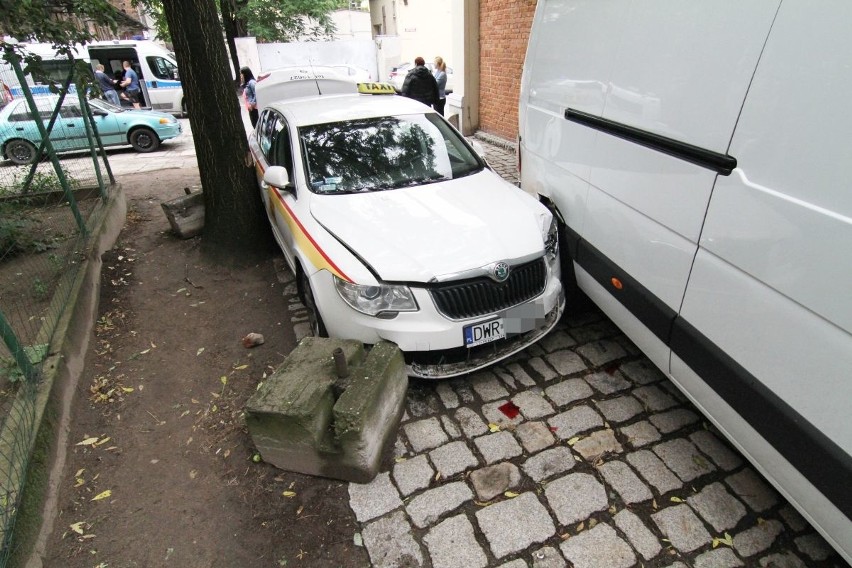 Wypadek przy Jana Pawła II. Taksówkarz wjechał w inne auto i drzewo (ZDJĘCIA)