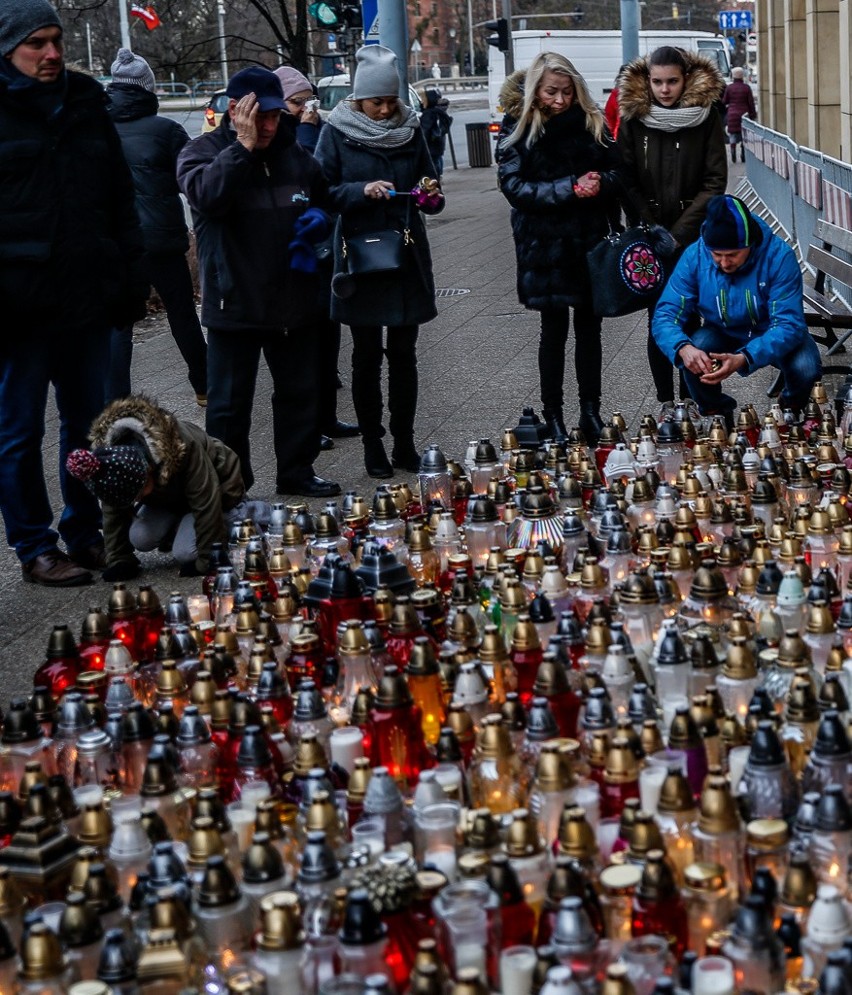 Żałoba na ulicach Gdańska. Modlitwy, kwiaty i znicze w różnych częściach miasta. Mieszkańcy oddają hołd Pawłowi Adamowiczowi [zdjęcia]