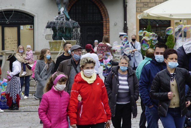 Wciąż rosnąca liczba zakażeń w Poznaniu skłania do obaw, czy niebawem także stolica Wielkopolski nie znajdzie się w czerwonej strefie.